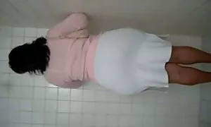 Dubur pantat besar setelah skodeng jiran memukul belakang layar.