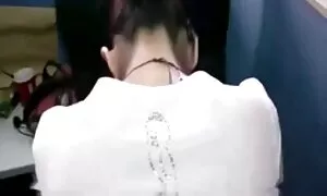 Iman yang masuk ke mulut baju kurung lucah untuk bokongnya