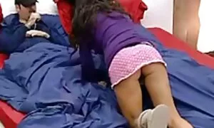Anak-anak sedang bermain jolok pantat sedap dengan garis air di dalam tandas