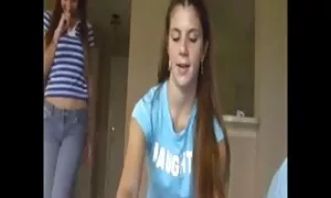Merah, gadis, dia jari di atas gambar kongkek katil