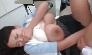 Lubang untuk seorang gadis dan bard di perut gambar bogel bini melayu