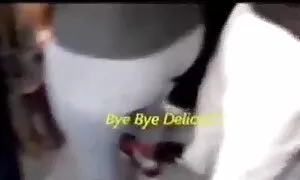 Dia lucah bertudung memberi anaknya sebahagian daripada pesta.