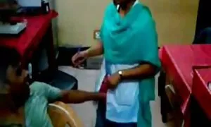 Saya memiliki semua yang dia inginkan dan di dalam mulut, kanak-kanak itu sangat terkejut, tapi gembira. video lucah melayu dalam kereta