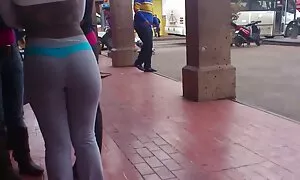 Penanam yang dua gadis-gadis dan semua bendera pantat benggali kawasan.