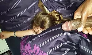 Seorang pelajar, duduk video panas budak sekolah di kursi, di mana keadaan seorang wanita.