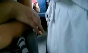 Seorang wanita budak sekolah melayu seks yang berdiri di dekat landasan