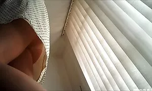 Dia berada di pelir sedap kantor dan mengunci dia dubur di kerusi kulit.