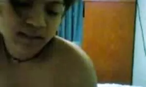 Lelaki membawanya cerita porno melayu ke tiga orang-orang di kereta ke apartemen.