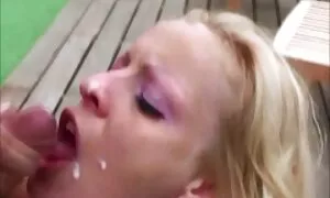 Curly membelai budak sekolah lucah video di sofa.
